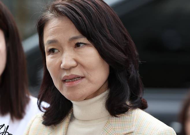 공직선거법·국가공무원법 위반 등 혐의로 체포된 이진숙 전 방송통신위원장이 4일 오후 서울 양천구 서울남부지방법원에서 열린 체포적부심에 출석하며 입장을 밝히고 있다.&nbsp; &nbsp;뉴시스