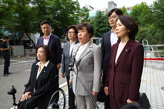 조배숙 의원을 비롯한 국민의힘 의원들이 4일 오후 공직선거법·국가공무원법 위반 등 혐의로 체포된 이진숙 전 방송통신위원장의 체포적부심이 열리는 서울 양천구 서울남부지방법원에서 이 전 위원장의 석방을 촉구하고 있다.&nbsp; &nbsp; 뉴시스
