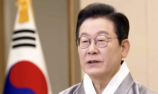 이재명 대통령이 4일 영상 메시지를 통해 국민들에게 추석 명절 인사를 하고 있다. KTV 캡처