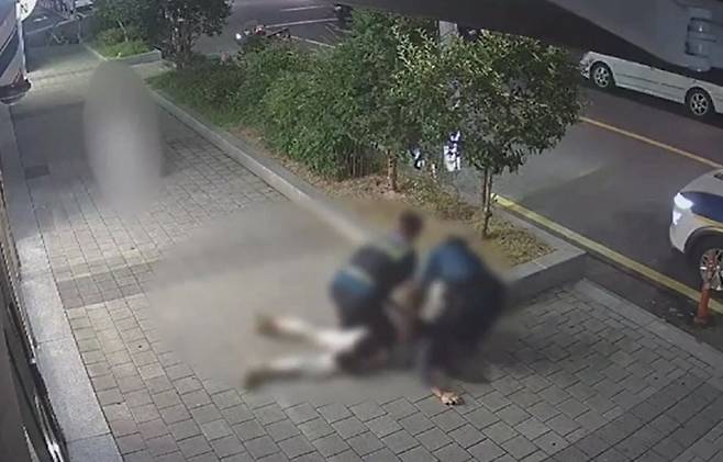 지난달 27일 울산 남구의 한 도로에서 30대 남성 신고자가 현장에 출동한 경찰관들에게 제압당하는 모습. 울산=연합뉴스