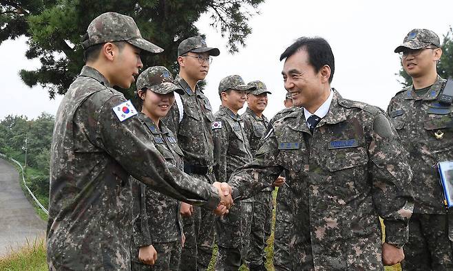 안규백 국방부 장관이 추석 연휴 둘째 날인 4일 수도권 패트리어트 포대를 방문해 장병들을 격려하고 있다. 국방부 제공