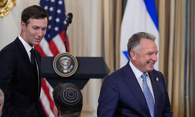 가자지구 협상을 위해 이집트에 파견된 도널드 트럼프 미국 대통령의 사위 재러드 쿠슈너(왼쪽)과&nbsp;스티브 위트코프 중동 특사가 29일(현지시간) 미 백악관 기자회견장에 들어서고 있다. 워싱턴=AP연합뉴스&nbsp;