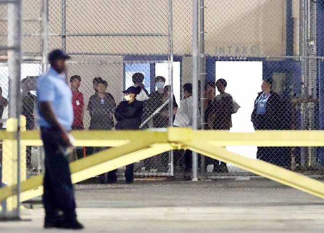 ICE 구금시설 나서는 한국 근로자들 - 이민단속으로 체포됐던 현대차-LG엔솔 배터리공장 건설 현장 직원들이 애틀란타 공항으로 향하기 위해 11일(현지시간) 미국 조지아주 포크스턴의 이민세관단속국(ICE) 구금시설을 나서고 있다. 2025.9.11 연합뉴스