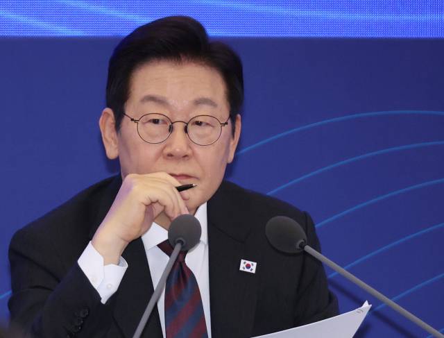 이재명 대통령이 10일 서울 마포구 프론트원에서 열린 국민성장펀드 보고대회에서 신동식 한국해사기술 회장의 발언을 듣고 있다. 2025.9.10 연합뉴스