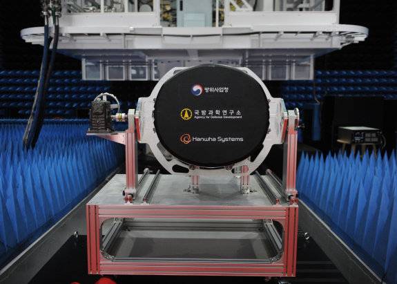 한국형 전투기(KF-21)에 탑재한 핵심 장비인 에이사(AESA) 레이더. 방위사업청