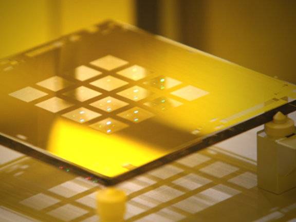 블랭크 마스크가 적용된 반도체용 포토마스크. SKC