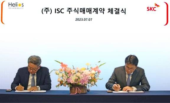 2023년 7월 7일 ISC 주식 매매계약 체결식에서 박원철 SKC 대표이사(오른쪽)와 당시 ISC 최대주주였던 전제모 헬리오스프라이빗에쿼티 대표가 계약서에 서명하고 있다. SKC
