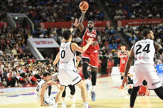SK 자밀 워니가 5일 수원 KT와의 2025~2026시즌 홈 경기에서 플로터를 쏘고 있다. KBL 제공