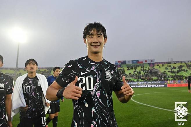 ▲ 이창원호는 조별리그를 3위로 마쳤다. 그래도 희망은 여전히 살아 있었다. 이번 대회는 총 24개국이 출전해 6개 조로 나뉘어 치러진다. 각 조 상위 두 팀은 자동으로 16강에 진출하고, 나머지 조 3위 여섯 팀 중 성적이 좋은 4개 나라가 추가로 합류한다. 그에 따라 한국이 경우의 수를 뚫고 16강에 올랐다. ⓒ대한축구협회