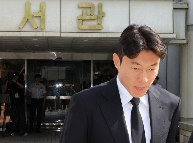 ▲ 축구선수 황의조씨가 4일 서울 서초구 서울중앙지법에서 열린 성폭력범죄의 처벌 등에 관한 특례법 위반(카메라 등 이용촬영) 혐의 2심 선고재판에서 징역형 집행유예 선고를 받고 법원을 나서며 기자의 질문에 답하고 있다. ⓒ연합뉴스