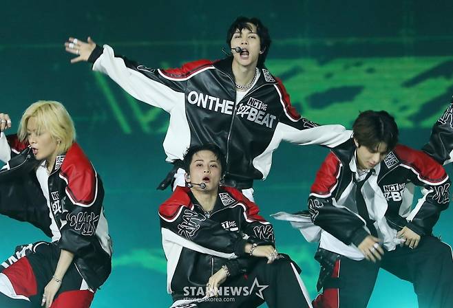 그룹 NCT172 쟈니가 지난 27일 오후 태국 방콕 임팩트 챌린저 홀 1-2(IMPACT Challenger Hall 1-2)에서 진행된 '제 9회 아시아 아티스트 어워즈'(The 9th Asia Artist Awards, 이하 'AAA 2024')'에 참석해 멋진 무대를 선보이고 있다.  NCT127은 이날 'AAA 2024'에서 대상 '올해의 스테이지', 'AAA 베스트 아티스트'를 수상했다. /사진=김창현 chmt@