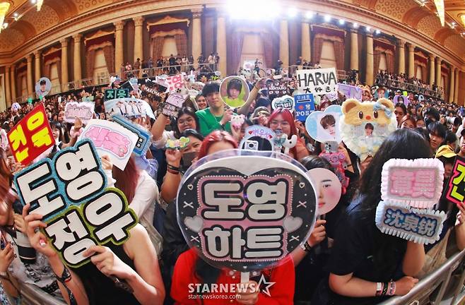 27일 오후 태국 방콕 임팩트 챌린저 홀 1-2(IMPACT Challenger Hall 1-2)에서 진행된 '제9회 아시아 아티스트 어워즈'(The 9th Asia Artist Awards, 이하 'AAA 2024') 레드카펫 행사에서 세계 각국의 팬들이 아티스트들을 응원하고 있다. /2024.12.27 /사진=이동훈 photoguy@