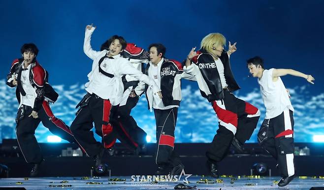 그룹 NCT127이 27일 오후 태국 방콕 임팩트 챌린저 홀 1-2(IMPACT Challenger Hall 1-2)에서 진행된 '제 9회 아시아 아티스트 어워즈'(The 9th Asia Artist Awards, 이하 'AAA 2024')'에 참석해 멋진 무대를 선보이고 있다. 2024.12.27 /사진=김창현 chmt@