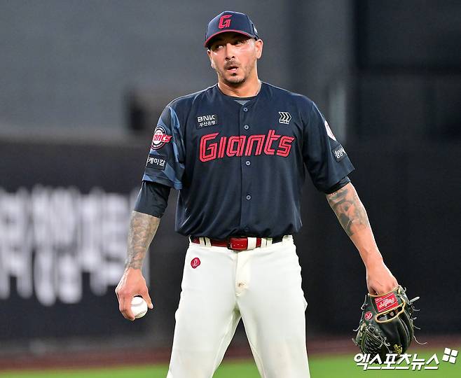 지난 8월 롯데 자이언츠 합류 후 11경기 35이닝 1승4패 평균자책점 8.23의 처참한 성적을 기록한 빈스 벨라스케즈. 사진 엑스포츠뉴스 DB