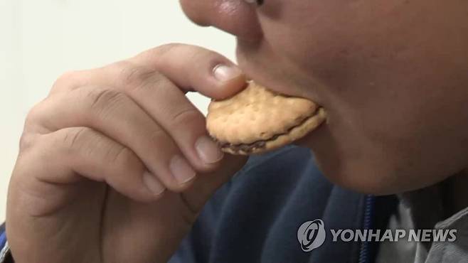 과자 섭취 [연합뉴스TV 캡처 사진으로 기사 내용과 관계없음.]