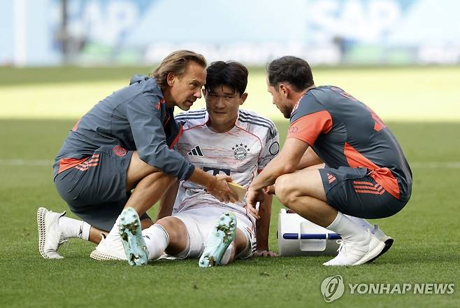 부상 치료를 받고 있는 김민재 [로이터=연합뉴스 자료사진]