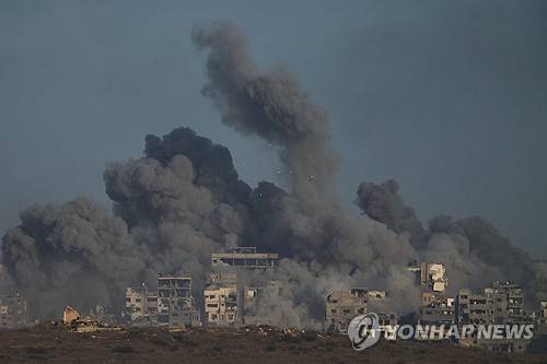 5일(현지시간) 이스라엘군의 가자지구 폭격으로 인한 포연 [AP=연합뉴스]