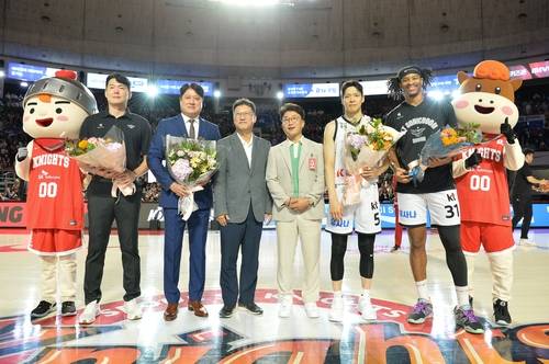 프로농구 SK 홈 개막전 기념 촬영.  SK로부터 환영 꽃다발 받은 kt의 문경은 감독(왼쪽에서 3번째), 김선형(오른쪽에서 3번째), 아이재아 힉스(오른쪽에서 2번째)
[KBL 제공. 재판매 및 DB 금지]