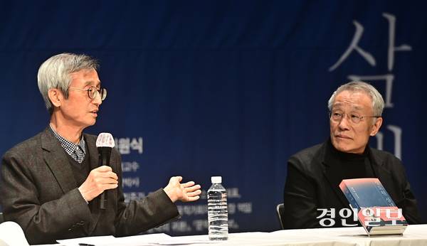 지난 2021년 12월3일 인천 중구 한중문화관 공연장에서 인천문화재단 한국근대문학관 주최 ‘철도원 삼대’ 북콘서트에서 최원식(왼쪽) 인하대 명예교수와 대담하고 있는 황석영 작가. /경인일보DB