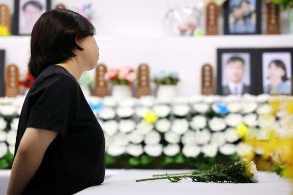 희생자 추모하는 유가족 * 무안국제공항 참사 희생자 합동분향소