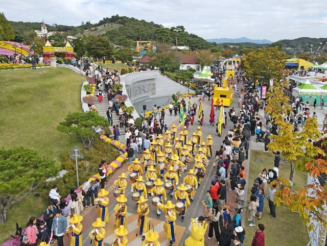에끌로이드퍼레이드 장면