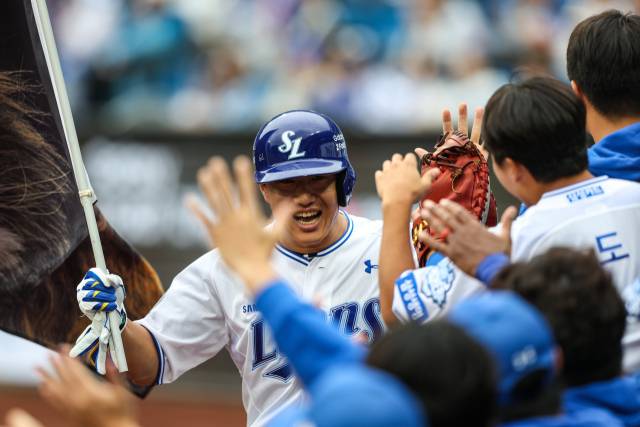 삼성 라이온즈의 이성규가 6일 대구에서 열린 프로야구 포스트시즌 와일드카드 결정전 1차전 5회말 좌월 솔로 홈런을 친 뒤 덕아웃으로 들어오자 동료들이 반겨주고 있다. 삼성 제공