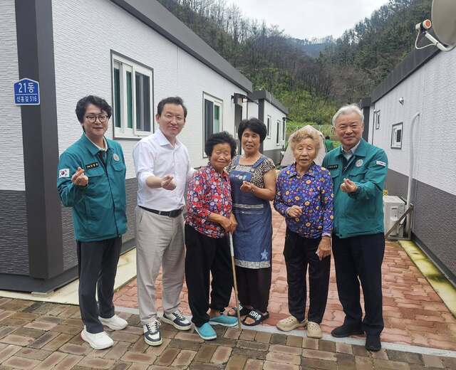 경북 안동지역 산불피해주민들에게 제공된 모듈러 주택을 권광택 경북도의원(오른쪽 맨 끝)과 함께 찾은 김형동 국회의원(안동·예천)이 주민들의 불편사항 등을 접수하였다. 김형동 의원실 제공.