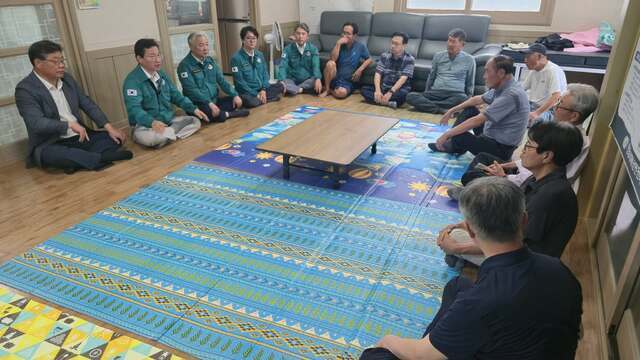 산불피해 이재민들의 어려움과 재해복구 관련 의견을 수렴하고 있는 김형동 국회의원(왼쪽 2번째)과 권광택 경북도의원(〃3번째). 김형동 의원 페이스북.
