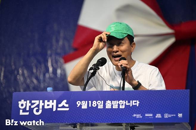 오세훈 서울시장이 지난달 17일 서울 한강버스 여의도선착장에서 열린 한강버스 취항식에서 인사말을 하고 있다./사진=이명근 기자 qwe123@