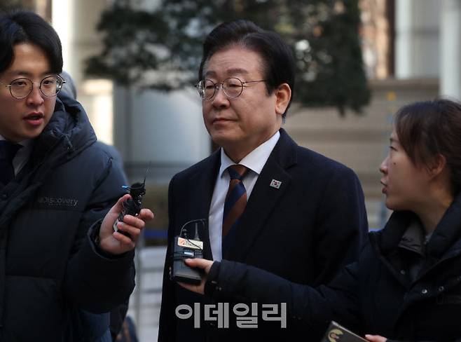 이재명 더불어민주당 대표가 ‘대장동 배임·성남FC 뇌물’ 혐의 1심 속행 공판에 출석하고 있다. (사진=김태형 기자)