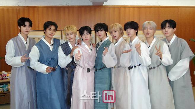 그룹 크래비티 추석 인사 한복 단체 사진. (사진=스타쉽엔터테인먼트)