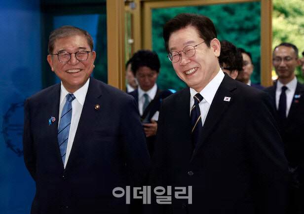 이재명 대통령과 이시바 시게루 일본 총리가 9월 30일 한일 정상회담을 위해 부산 누리마루 APEC 하우스에 입장하고 있다.(사진=대통령실통신사진기자단)