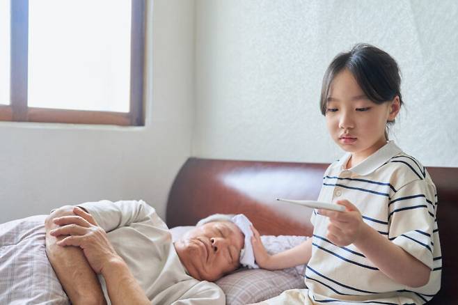 환절기에 몸살이나 기침 증상이 나타나면 모두 대수롭지 않게 넘기는 일이 흔하다. 하지만 감기가 아니라 대상포진이나 폐렴 등 다른 질병일 수 있어 증상에 주의가 필요하다. 사진=게티이미지뱅크