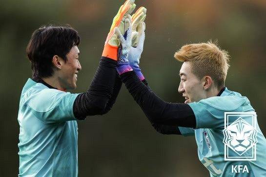 김승규(왼쪽)와 조현우. 든든한 두 수문장의 경쟁은 계속된다. (KFA 제공)