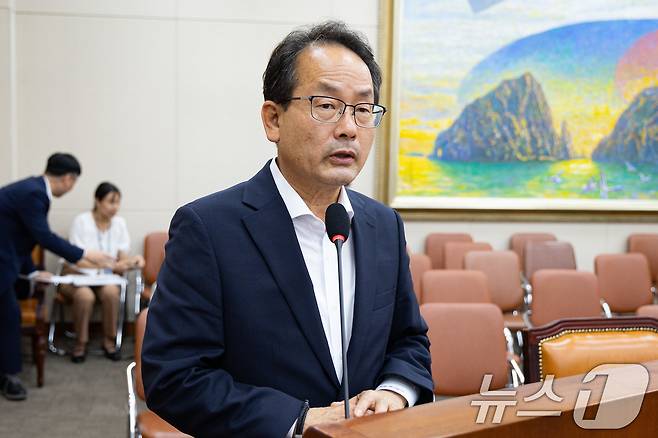 강준현 국회 정무위원회 법안심사제1소위원장이 30일 서울 여의도 국회에서 열린 제427회 국회(임시회) 제2차 전체회의에서 법률안 심사 결과를 보고하고 있다. 2025.7.30/뉴스1 ⓒ News1 유승관 기자