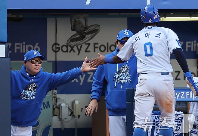 박진만 삼성 라이온즈 감독(왼쪽)과 르윈 디아즈. 2024.10.26/뉴스1 ⓒ News1 김진환 기자