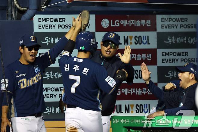 이호준 감독(왼쪽에서 세 번째)과 NC 다이노스 선수단. 2025.10.1/뉴스1 ⓒ News1 황기선 기자