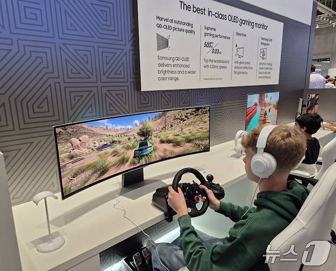 외국인 참관객이 5일(현지시각) 유럽 최대 가전 박람회 'IFA2025' 삼성전자 부스에서 게이밍 모니터를 체험하고 있다. 2025.9.5/뉴스1 최동현 기자