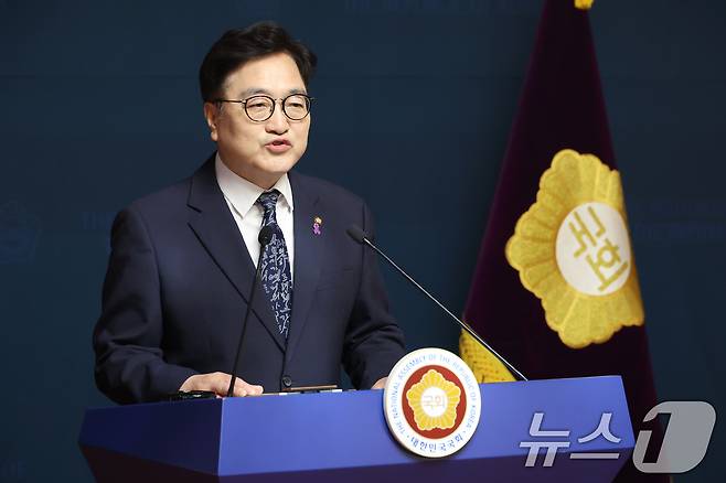 우원식 국회의장이 지난 4월 6일 오후 서울 여의도 국회 사랑재에서 개헌 관련 기자회견을 하고 있다. 2025.4.6/뉴스1 ⓒ News1 이광호 기자