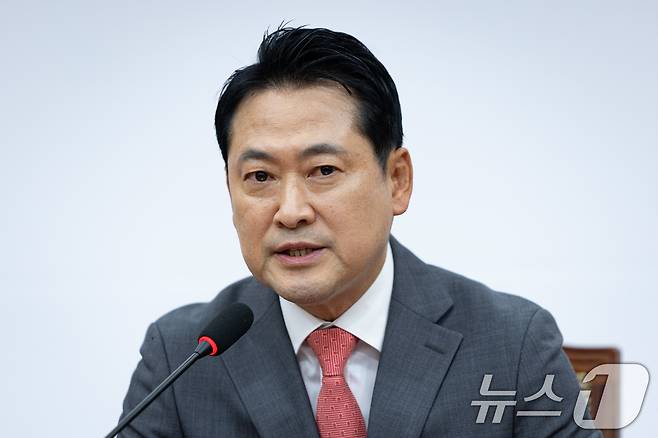 장동혁 국민의힘 대표가 지난 2일 서울 여의도 국회에서 현안 관련 기자간담회를 하고 있다. 2025.10.2/뉴스1 ⓒ News1 유승관 기자