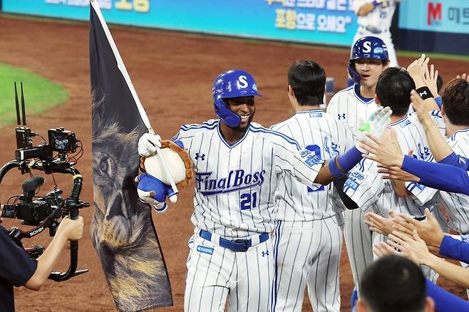 디아즈가 홈런을 친 뒤 기뻐하고 있다. 사진 | 연합뉴스