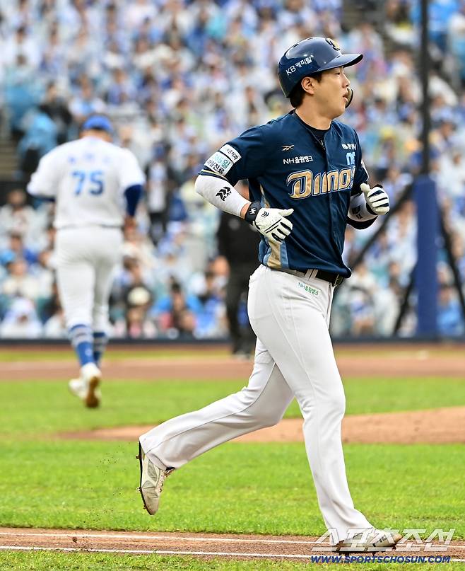 6일 대구 삼성라이온즈파크에서 열린 NC와 삼성의 와일드카드 1차전, 1회초 1사 1루 NC 박건우가 안타를 치고 1루로 진루하고 있다. 대구=허상욱 기자wook@sportschosun.com/2025.10.06/