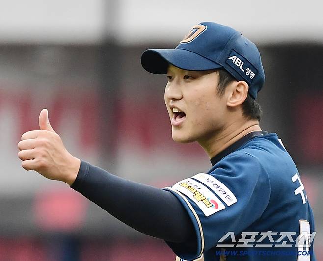 6일 대구 삼성라이온즈파크에서 열린 NC와 삼성의 와일드카드 1차전. 5회말 김휘집 3루수의 호수비에 엄지를 치켜들고 있는 NC 구창모. 대구=송정헌 기자songs@sportschosun.com/2025.10.06/