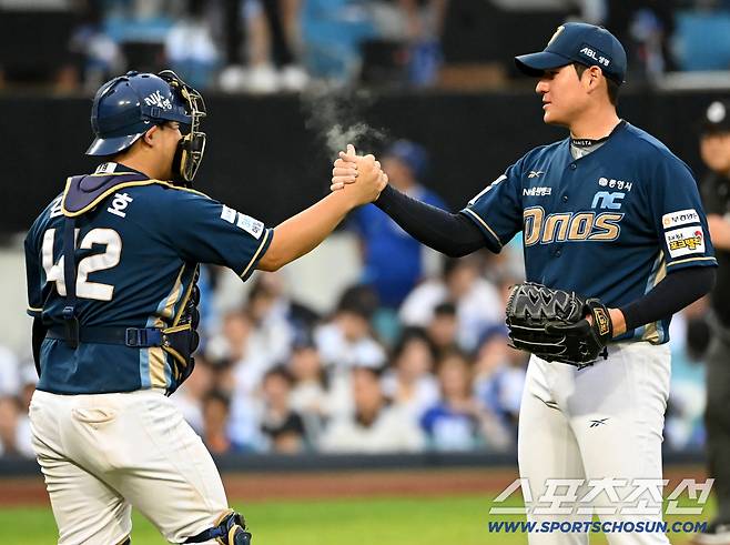 6일 대구 삼성라이온즈파크에서 열린 NC와 삼성의 와일드카드 1차전, NC가 4대1로 승리했다. 경기를 끝낸 후 김진호-김정호 배터리가 기뻐하는 모습. 대구=허상욱 기자wook@sportschosun.com/2025.10.06/