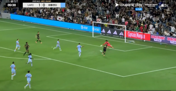 1대1 상황에서 손흥민에게 패스하는 부앙가. ⓒ쿠팡플레이 중계화면 캡처