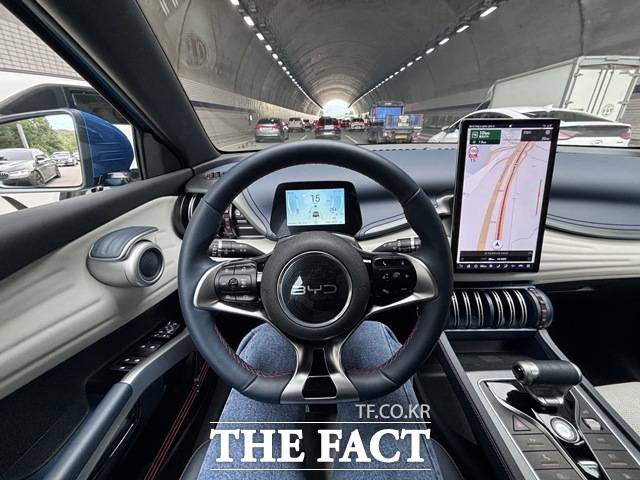 BYD 아토3의 운전석. 세로·가로 회전이 가능한 12.8인치 디스플레이와 소형 디지털 클러스터가 배치돼 있다. /황지향 기자