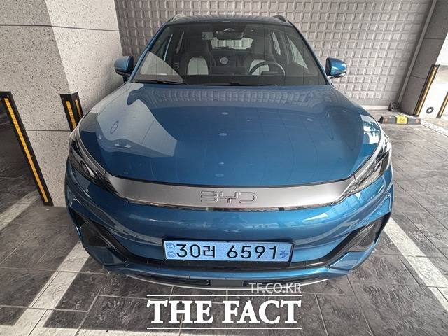 BYD 로고가 새겨진 전면. 전기차 특유의 그릴리스 디자인이 적용됐다. /황지향 기자