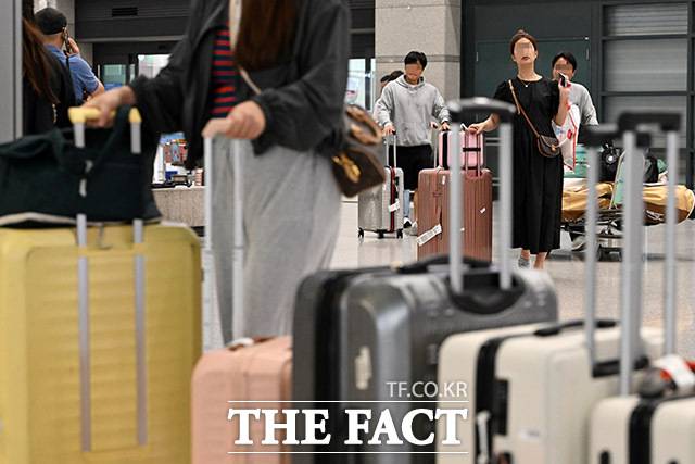 인천공항 '입·출국장 모두 북적북적'