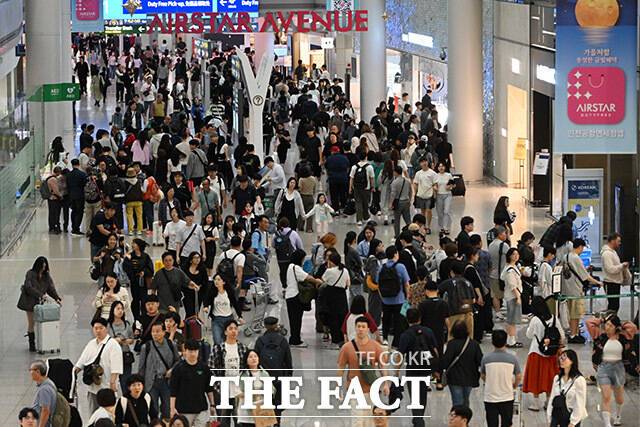 여행 예약 플랫폼 클룩(Klook)이 발표한 '2025 추석 연휴 해외여행 트렌드'에 따르면 일본은 한국인이 가장 많이 여행을 가는 나라로 꼽혔다. 사진은 6일 여행객들로 북적이는 인천국제공항 제1여객터미널 출국장 모습이다./남용희 기자