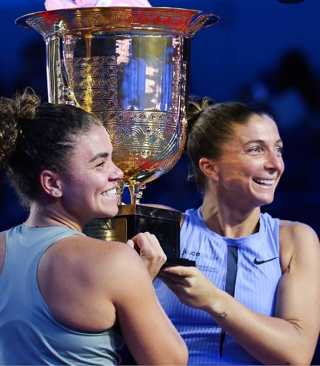 2025 차이나오픈 여자복식 우승을 합작한 자스민 파올리니(왼쪽)와 사라 에라니. 사진/WTA 투어